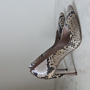 STUART WEITZMAN: Gorgeous Pointed Toe Python Heels